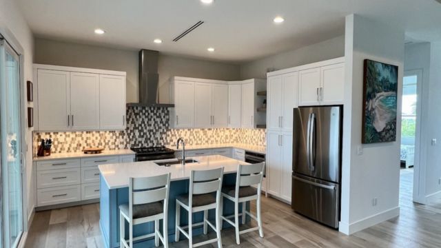 Coastal kitchen-Choosing The Right Finishes For Custom Coastal Homes-Richardson Homes-Fort Myers-640x360jpg